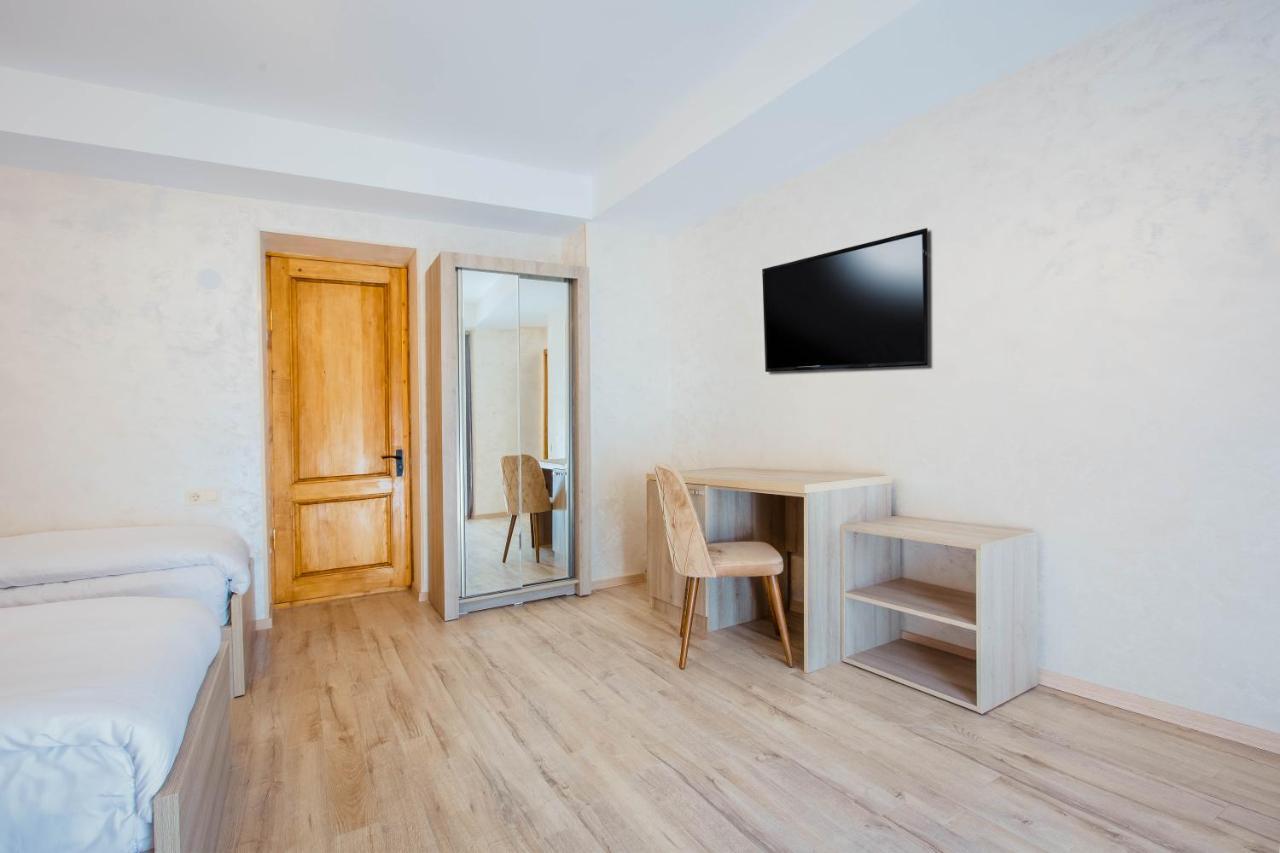 Hotel Mestia Inn Экстерьер фото